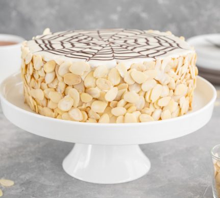 Tort Esterhazy pe un platou alb cu picior