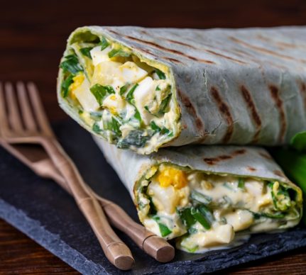 Două porții de burrito cu leurdă, ouă fierte și cartofi